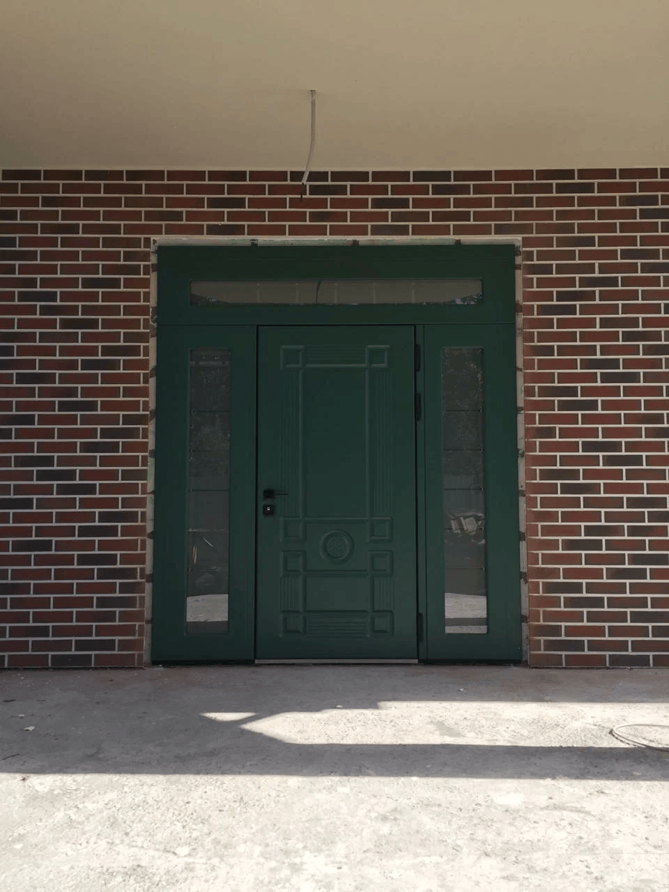 Дверь в дом для широкого входа