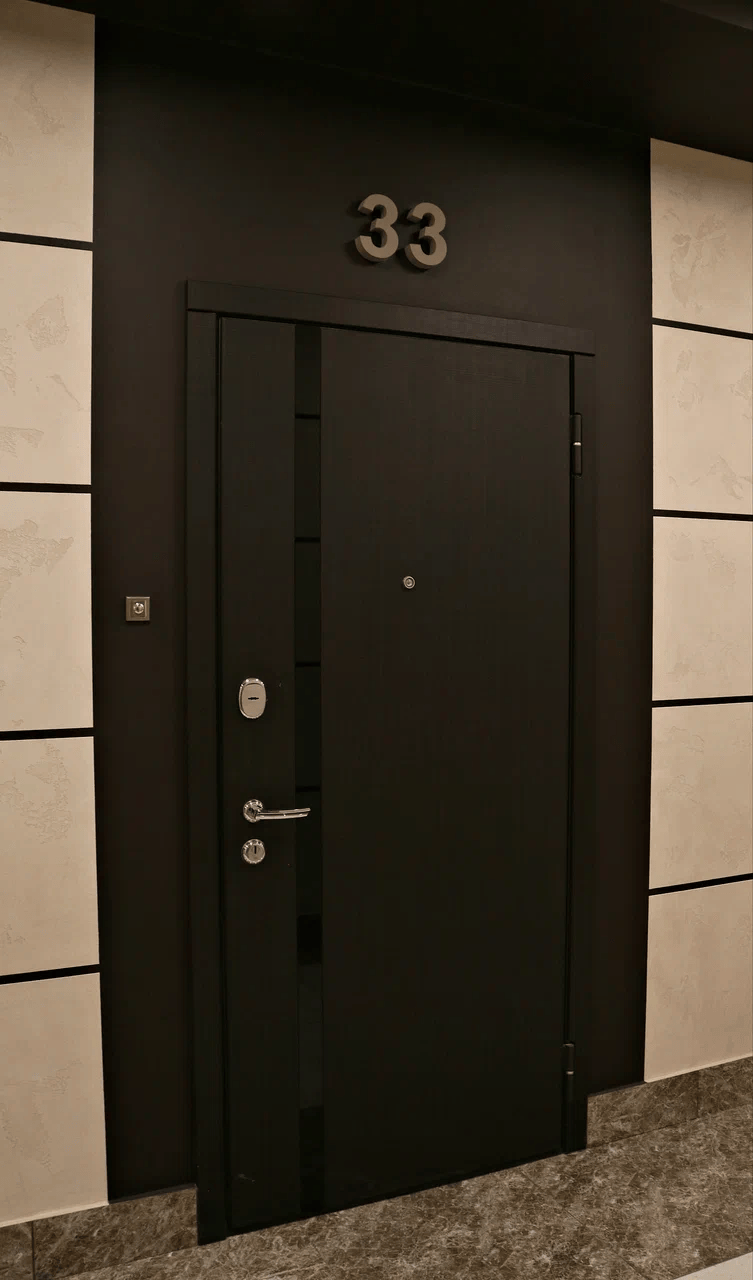 Дверь в квартиру современного стиля